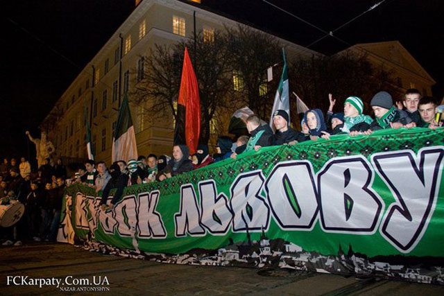 Марш від фанів Карпат центром міста