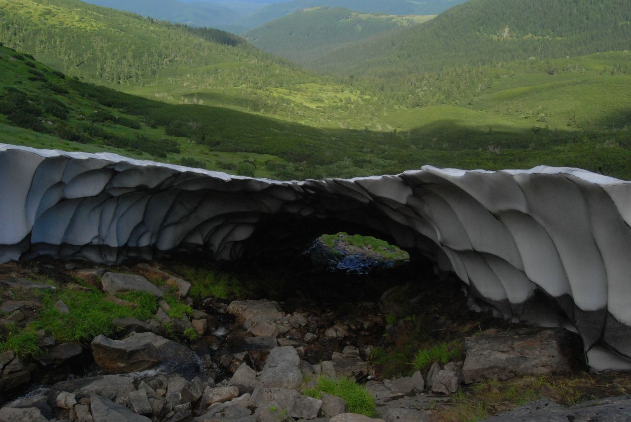 «Сніговий тунель на річці від озера Несамовите»