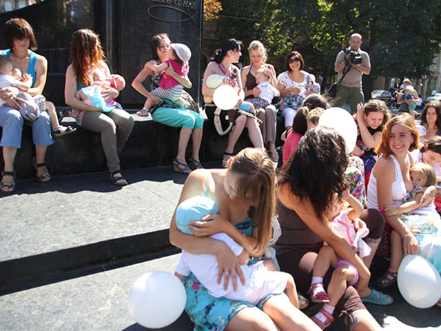 У центрі Львова мами влаштували масове годування грудьми