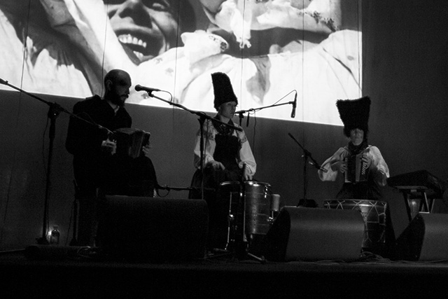 Фото з концерту «ДахаБраха»: музика до фільму Довженка «Земля»