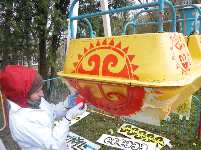 Львівські митці розмалювали та підмалювали дитячі атракціони у Парку культури