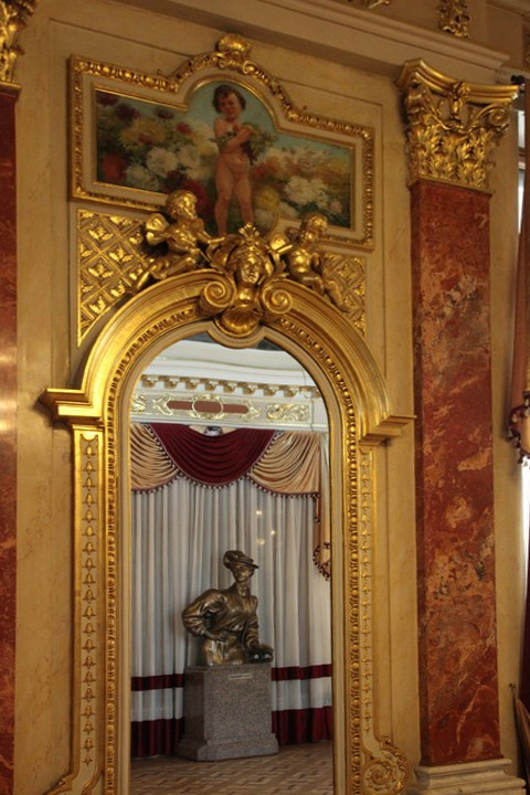 Дзеркальна зала Львівської опери