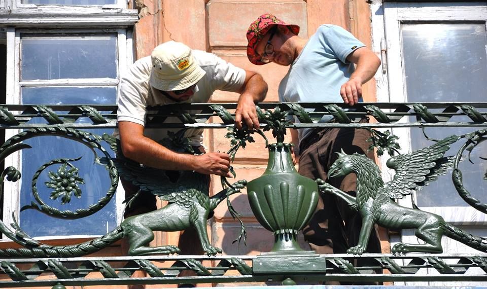 У Львові відновили металевих грифонів за історичними технологіями