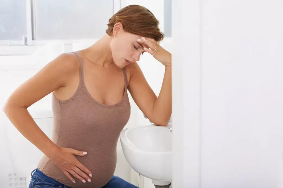 Нудота та блювання у вагітних: що робити?