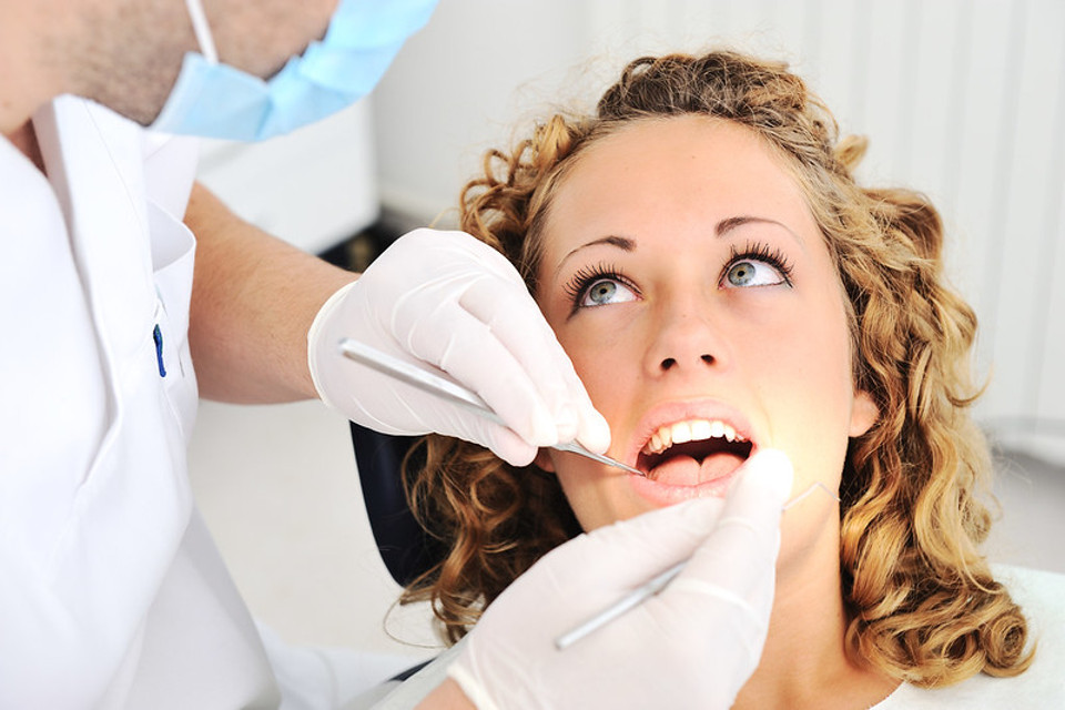 У яких ситуаціях потрібно лікувати зуби під мікроскопом?