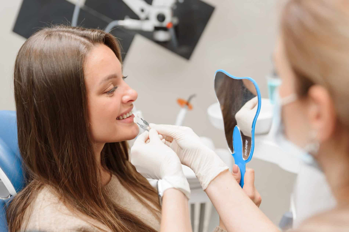 В чому полягає професійне відбілювання зубів та які його переваги