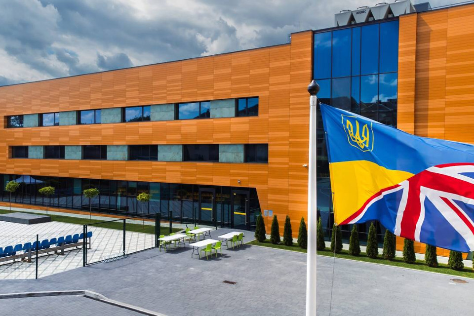 Телефони — під забороною. Чому правило Lviv British School дратує дорослих більше, ніж дітей